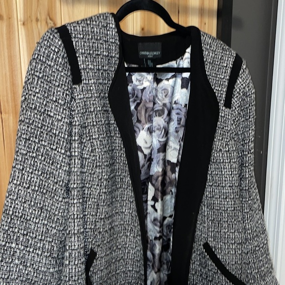 Cynthia rowley 2X gray and black coat with floral inner design - Picture 3 of 6